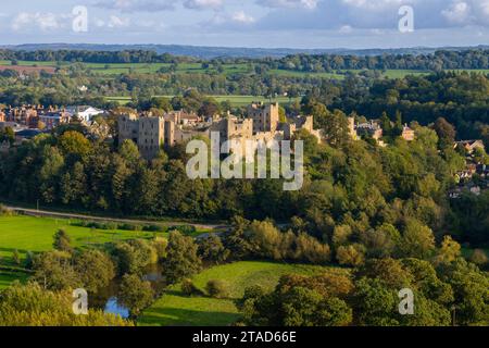 Le magnifiche rovine del castello di Ludlow, Ludlow, Shropshire, Inghilterra. Autunno (ottobre) 2023. Foto Stock