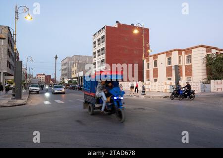 Abendliches Treiben auf den Straßen von ad-Dakhla - Westsahara/Marokko./trambusto serale per le strade di ad-Dakhla - Sahara occidentale/Marocco. Snapshot-Photography/K.M.Krause *** serata frenetica per le strade di ad Dakhla Sahara Occidentale Marocco trambusto serale per le strade di ad Dakhla Sahara Occidentale Marocco Snapshot Photography K M Krause Credit: Imago/Alamy Live News Foto Stock