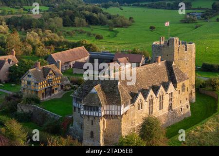 Vista aerea del castello di Stokesay del XIII secolo, una delle case padronali fortificate meglio conservate in Inghilterra. Autunno (ottobre) 2023. Foto Stock