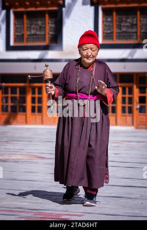 Pellegrino buddista al tempio Ladakh Jo Khang, Leh, Ladakh, India Foto Stock