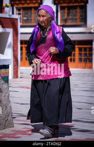 Pellegrino buddista al tempio Ladakh Jo Khang, Leh, Ladakh, India Foto Stock