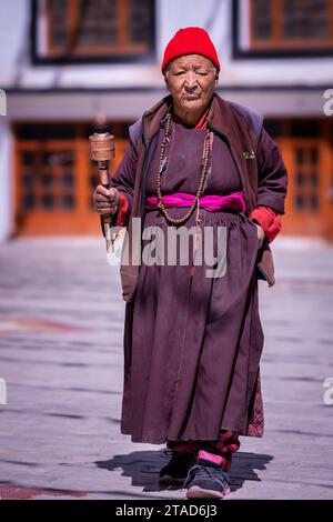 Pellegrino buddista al tempio Ladakh Jo Khang, Leh, Ladakh, India Foto Stock