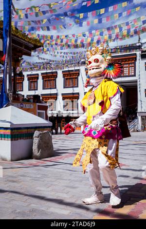 Danza Cham eseguita da un monaco al tempio Ladakh Jo Khang, Leh, Ladakh, India Foto Stock