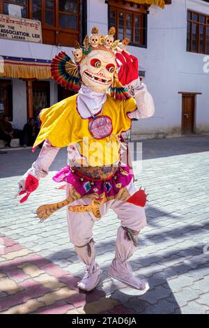 Danza Cham eseguita da un monaco al tempio Ladakh Jo Khang, Leh, Ladakh, India Foto Stock