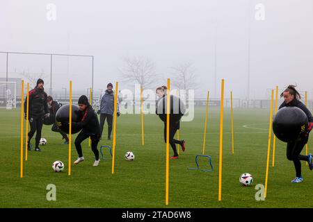 Tubize, Belgio. 30 novembre 2023. L'immagine mostra la sessione di allenamento della nazionale femminile belga prima della partita di calcio tra le squadre nazionali del Belgio, chiamata Red Flames, e della Scozia per la UEFA Women's Nations League nel gruppo A1, giovedì 30 novembre 2023 al Proximus Basecamp. FOTO: SEVIL OKTEM | Credit: Sportpix/Alamy Live News Foto Stock