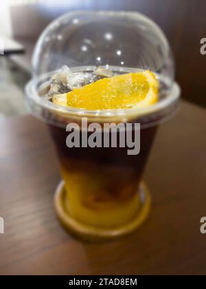 Americano ghiacciato mescolato con succo d'arancia, foto stock Foto Stock