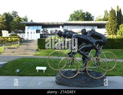 Losanna, Svizzera - 5 giugno 2017: Ciclisti, scultura di Gabor Mihaly, al Parco Olimpico vicino al museo olimpico di Losanna, in Svizzera Foto Stock