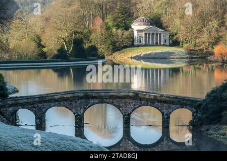 Vista sul Turf Bridge e sul Garden Lake fino al Pantheon, nei terreni di Stourhead, Wiltshire, Inghilterra. Inverno (gennaio) 2022. Foto Stock