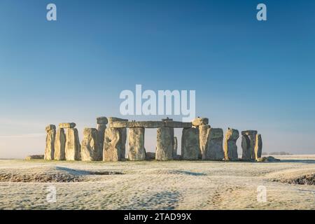 Stonehenge all'alba in una fredda e gelida mattinata invernale, Wiltshire, Inghilterra. Inverno (gennaio) 2022. Foto Stock