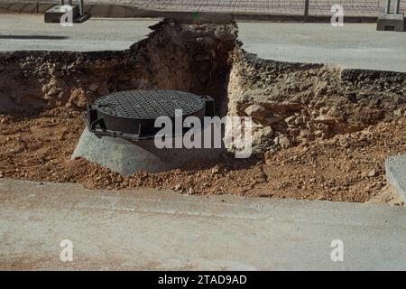 Riparazione in città, grandi mucchi di terra e asfalto rotto, concetto di riparazione stradale Foto Stock