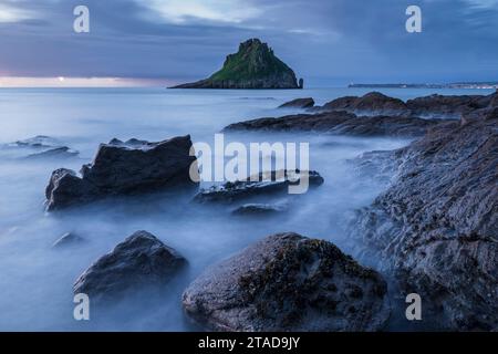 Paesaggio marino Moody sulle rive rocciose di Torbay vicino a Thatcher Rock, Torquay, Devon, Inghilterra. Inverno (febbraio) 2022. Foto Stock