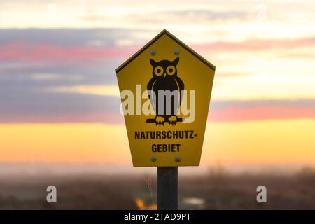 Blick am Mittwoch 22.11.2023 unweit von Dargun Landkreis Mecklenburgische Seenplatte im Naturschutzgebiet Peenetal auf das Schild Naturschutzgebiet. Meclemburgo Vorpommern hält mit 1700 km Ostseeküste den sonnenreichsten Inseln in Deutschland und über 2000 Seen mit verschiedenen Sehenswürdigkeiten zu jeder Jahreszeit zahlreiche Angebote für Touristen bereit. SIE haben seit der Wende dazu beigetragen, dass das Land inzwischen zu den erfolgreichsten Tourismusregionen Deutschlands gehört. So ist das Peenetal unter anderem bekannt für seine seltenen Tier- und Pflanzenarten sowie die besonde Foto Stock