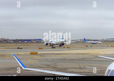 30 ottobre 2023 l'aeroporto EWR Newark NJ USA l'aereo di Israel Airlines sta per decollare dall'aeroporto EWR Newark di Newark, New Jersey Foto Stock