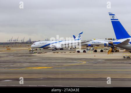 30 ottobre 2023 EWR Airport Newark NJ USA. L'aereo di Israel Airlines si prepara a decollare al Terminal EWR dell'aeroporto internazionale di Newark Foto Stock