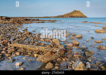 L'ancora arrugginita dei naufragi sulla costa rocciosa vicino a Worm's Head sulla penisola di Gower, Galles del Sud, Regno Unito. Primavera (marzo) 2022. Foto Stock