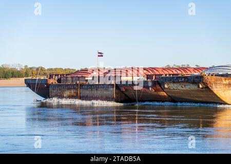 Primo piano della prua di chiatte merci sulle calme acque del fiume Mississippi in condizioni di bassa acqua Foto Stock