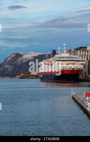 Hurtigruten MS Richard con nave da crociera ormeggiata a Bronnoysund, Norvegia, Scandinavia, Europa in ottobre Foto Stock