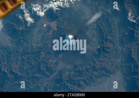 Monte Fuji, Giappone. 23 novembre 2023. La montagna più alta del Giappone, il Monte Fuji, come si vede dalla stazione spaziale Internazionale 260 miglia sopra, il 23 novembre 2023 nell'orbita terrestre. La vetta dello stratovulcano attivo, che raggiunge i 12.000 metri di altezza, trascorre cinque mesi all'anno coperto di neve. Crediti: NASA Johnson/NASA/Alamy Live News Foto Stock