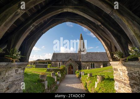 Chiesa di Sant'Enodoc attraverso il Lychgate, Trebetherick, Cornovaglia, Inghilterra. Primavera (aprile) 2022. Foto Stock