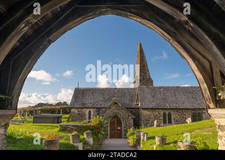 Chiesa di Sant'Enodoc attraverso il Lychgate, Trebetherick, Cornovaglia, Inghilterra. Primavera (aprile) 2022. Foto Stock