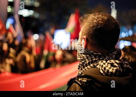 Istanbul, Turchia. 29 novembre 2023. Un manifestante prende parte alla manifestazione. Il Partito dei lavoratori turchi ha organizzato una protesta davanti al consolato israeliano a Istanbul. I partecipanti chiesero la fine dell'occupazione israeliana e la revoca dell'assedio a Gaza. Credito: SOPA Images Limited/Alamy Live News Foto Stock