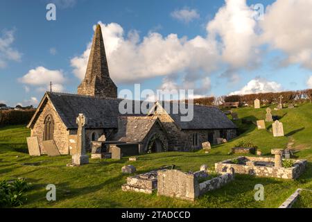 Chiesa di Sant'Enodoc vicino all'ingresso dell'estuario dei cammelli, Trebetherick, Cornovaglia, Inghilterra. Primavera (aprile) 2022. Foto Stock