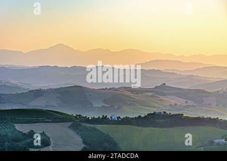 Paesaggio in Italia al tramonto, nelle Marche da Ripatransone Foto Stock