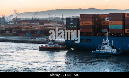 Barcellona, Spagna - 16 novembre 2023: Porto container di Barcellona. Container nel porto cittadino. Barcellona è un importante porto europeo Foto Stock