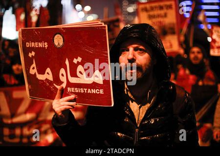 Istanbul, Turchia. 29 novembre 2023. Un manifestante detiene un cartello con la scritta "resistenza” scritta in arabo in solidarietà con il popolo palestinese durante la manifestazione. Il Partito dei lavoratori turchi ha organizzato una protesta davanti al consolato israeliano a Istanbul. I partecipanti chiesero la fine dell'occupazione israeliana e la revoca dell'assedio a Gaza. (Foto di Shady Alassar/SOPA Image/Sipa USA) credito: SIPA USA/Alamy Live News Foto Stock
