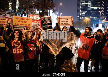 Istanbul, Turchia. 29 novembre 2023. Un manifestante tiene il keffiyeh palestinese in solidarietà con i palestinesi durante la manifestazione. Il Partito dei lavoratori turchi ha organizzato una protesta davanti al consolato israeliano a Istanbul. I partecipanti chiesero la fine dell'occupazione israeliana e la revoca dell'assedio a Gaza. (Foto di Shady Alassar/SOPA Image/Sipa USA) credito: SIPA USA/Alamy Live News Foto Stock