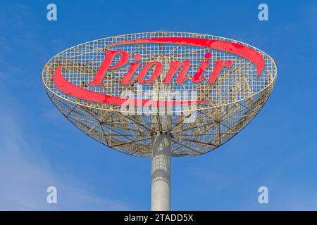 Paracin, Serbia - 06 ottobre 2023: Grande insegna rossa con logo Pionir Chocolate Factory a Blue Sky. Foto Stock