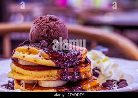 Deliziose delizie che si coccolano con Kahlua Pancakes al cioccolato con espresso Mascarpone e gelato al cioccolato di prima qualità Foto Stock