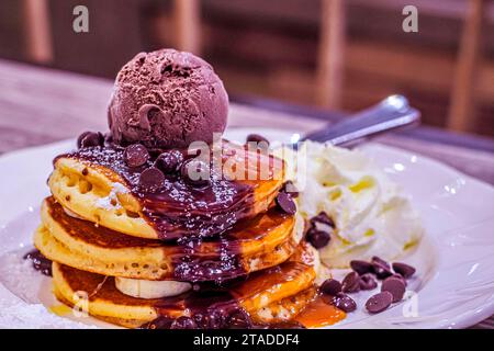 Deliziose delizie che si coccolano con Kahlua Pancakes al cioccolato con espresso Mascarpone e gelato al cioccolato di prima qualità Foto Stock