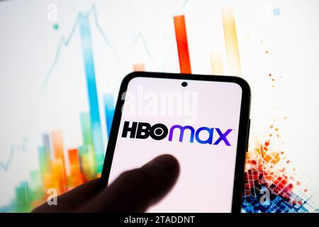 In questa figura è mostrato un logo HBO Max visualizzato su uno smartphone. Foto Stock