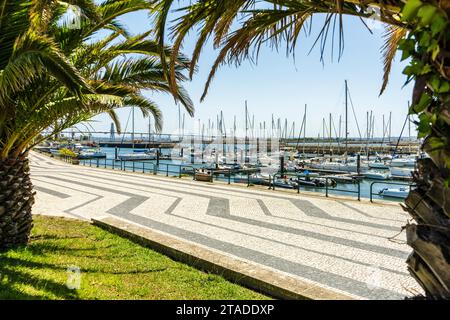 Splendida vista su un molo con barche e yacht, Figueira da Foz, Portogallo Foto Stock