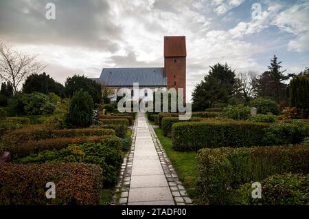 Cimitero, navata e torre gotica, chiesa di San Severino, Keitum, isola del Mare del Nord di Sylt, Frisia settentrionale, Schleswig-Holstein, Germania Foto Stock