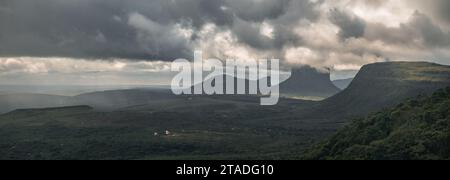 La splendida vista di Chapada Diamantina include case locali e vette rocciose. Foto Stock