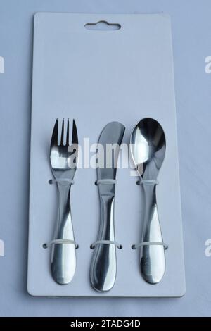 forchette cucchiai e coltelli utensili da mangiare sono disposti in modo ordinato in una confezione di pannelli di carta Foto Stock