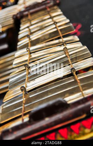 Il gamelan è uno strumento musicale tradizionale a percussione di Giava, Indonesia, realizzato con piatti di ottone allineati per formare note Foto Stock