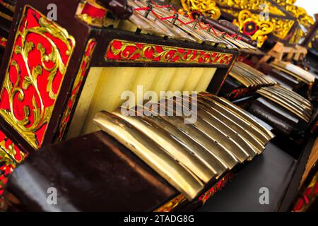 Il gamelan è uno strumento musicale tradizionale a percussione di Giava, Indonesia, realizzato con piatti di ottone allineati per formare note Foto Stock