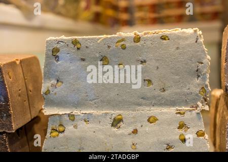 Tradizionale Halvah orientale una dolce confezione fatta con pasta di tahini sesamo Foto Stock