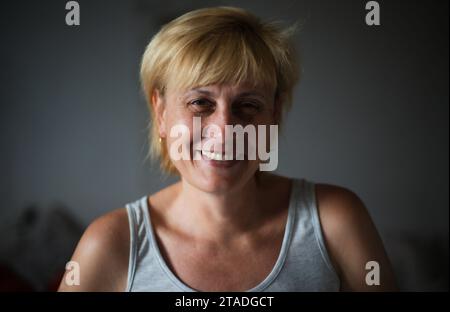 Ritratto ravvicinato di una donna matura sicura di sé indossata in abiti casual Foto Stock