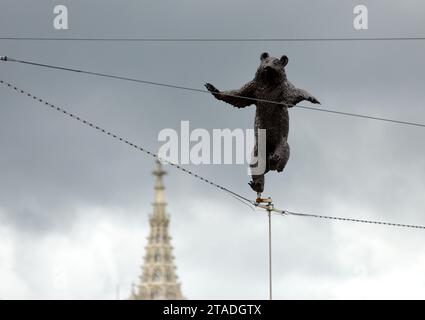 Berna, Svizzera - 4 giugno 2017: Statua dell'orso vicino a Barengraben, o Bear Pit a Berna, Svizzera. Foto Stock