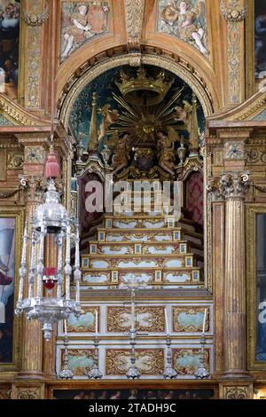 Vista interna, altare, Cappella di Sao Miguel, Coimbra, Portogallo Foto Stock