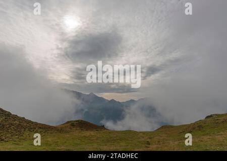 Nuvole provenienti dalla valle dello Zillertal, Penkenjoch (2095 m), Finkenberg, comunità delle Alpi Zillertal, Tirolo, Austria Foto Stock