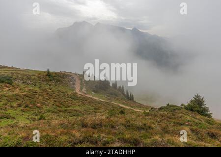 Nuvole provenienti dalla valle dello Zillertal, Penkenjoch (2095 m), Finkenberg, comunità delle Alpi Zillertal, Tirolo, Austria Foto Stock