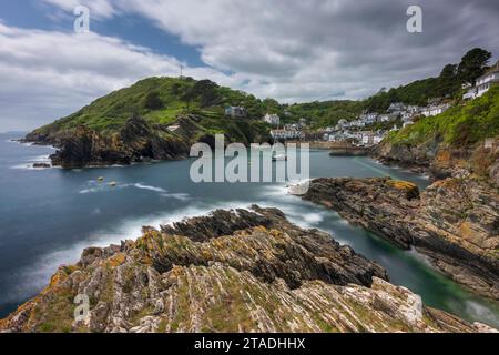 Splendido villaggio di pescatori di Polperro sulla costa meridionale della Cornovaglia, Inghilterra. Primavera (maggio) 2022. Foto Stock