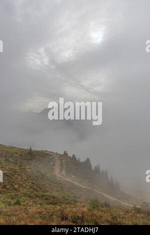Nuvole provenienti dalla valle dello Zillertal, Penkenjoch (2095 m), Finkenberg, comunità delle Alpi Zillertal, Tirolo, Austria Foto Stock