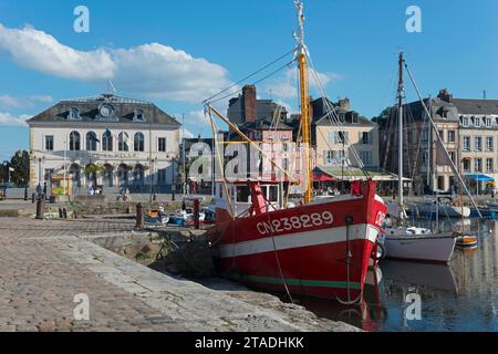 Bacino portuale con navi, municipio sullo sfondo e Quai Saint-Etienne, Honfleur, Calvados, Cote Fleurie, basse Normandie, canale della Manica Foto Stock