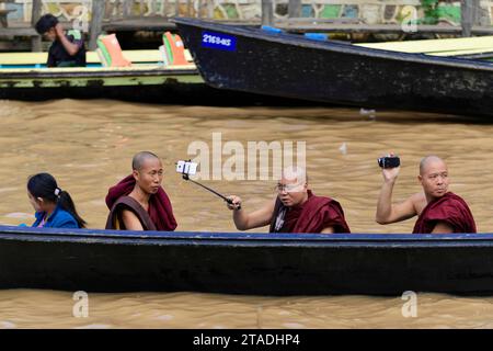 Molte barche di legno con turisti nel porto, Nampan, Inle Lake, Shan State, Myanmar, Inle Lake, Birmania, Myanmar Foto Stock